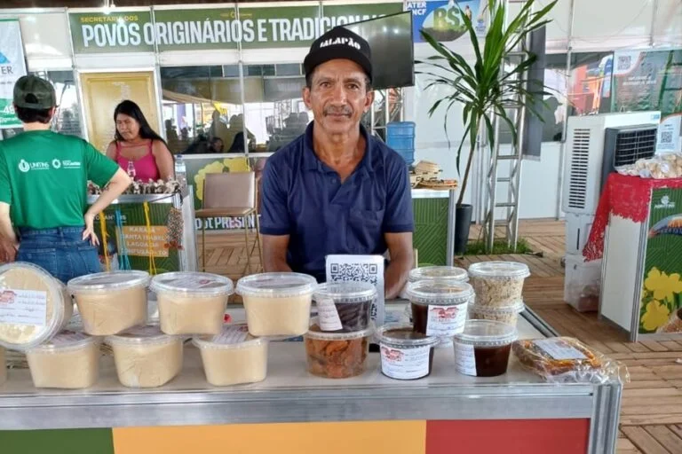 Zé Menininho passou a enxergar o extrativismo do jatobá como uma possibilidade de geração de renda e foi pioneiro na produção da farinha de jatobá | Foto: Arquivo pessoal